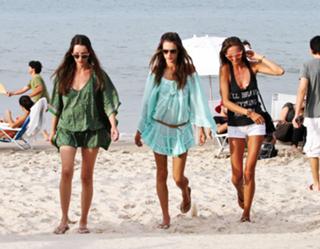 Alessandra Ambrosio feet photo thumbnail