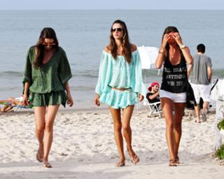 Alessandra Ambrosio feet photo thumbnail