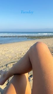 Alessandra Ambrosio feet photo thumbnail