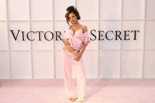 Alessandra Ambrosio feet photo thumbnail