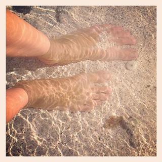 Alessandra Ambrosio feet photo thumbnail