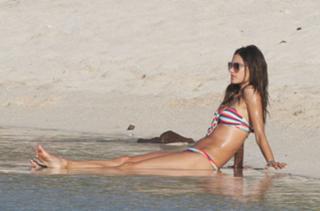 Alessandra Ambrosio feet photo thumbnail