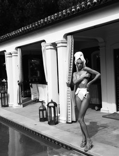 Alessandra Ambrosio feet photo thumbnail