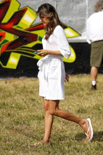 Alessandra Ambrosio feet photo thumbnail