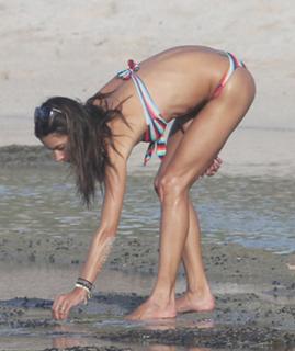 Alessandra Ambrosio feet photo thumbnail