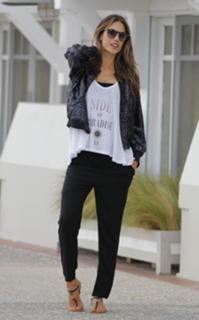 Alessandra Ambrosio feet photo thumbnail