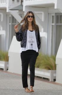 Alessandra Ambrosio feet photo thumbnail