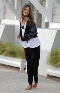 Alessandra Ambrosio feet photo thumbnail