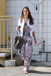 Alessandra Ambrosio feet photo thumbnail