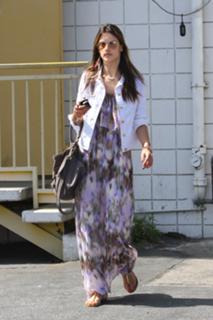 Alessandra Ambrosio feet photo thumbnail