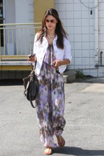 Alessandra Ambrosio feet photo thumbnail