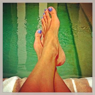 Alessandra Ambrosio feet photo thumbnail