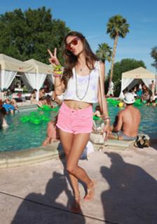 Alessandra Ambrosio feet photo thumbnail