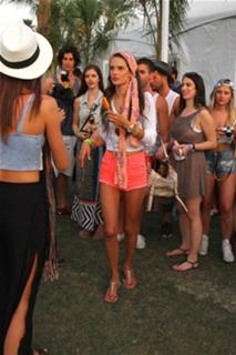 Alessandra Ambrosio feet photo thumbnail