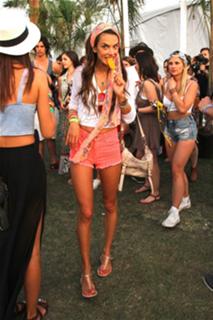 Alessandra Ambrosio feet photo thumbnail