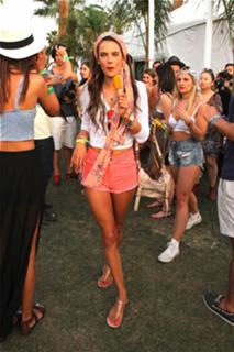 Alessandra Ambrosio feet photo thumbnail