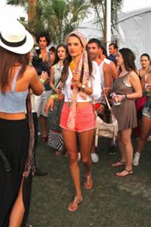 Alessandra Ambrosio feet photo thumbnail