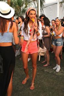 Alessandra Ambrosio feet photo thumbnail