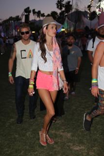 Alessandra Ambrosio feet photo thumbnail