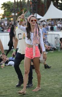 Alessandra Ambrosio feet photo thumbnail