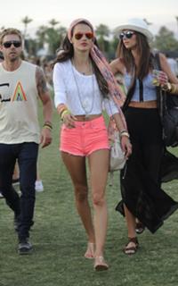 Alessandra Ambrosio feet photo thumbnail