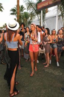 Alessandra Ambrosio feet photo thumbnail