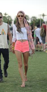 Alessandra Ambrosio feet photo thumbnail