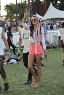 Alessandra Ambrosio feet photo thumbnail