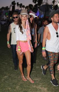 Alessandra Ambrosio feet photo thumbnail