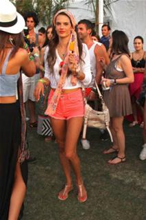 Alessandra Ambrosio feet photo thumbnail
