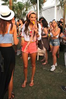 Alessandra Ambrosio feet photo thumbnail