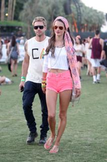 Alessandra Ambrosio feet photo thumbnail