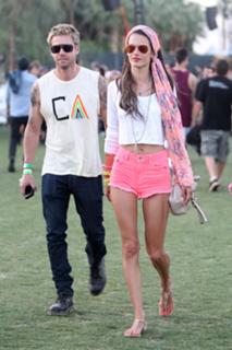Alessandra Ambrosio feet photo thumbnail