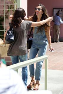 Alessandra Ambrosio feet photo thumbnail
