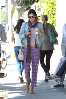Alessandra Ambrosio feet photo thumbnail