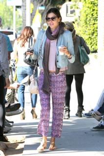 Alessandra Ambrosio feet photo thumbnail
