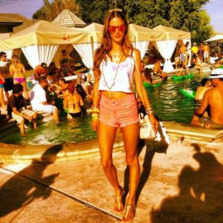 Alessandra Ambrosio feet photo thumbnail