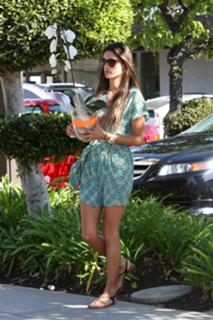 Alessandra Ambrosio feet photo thumbnail