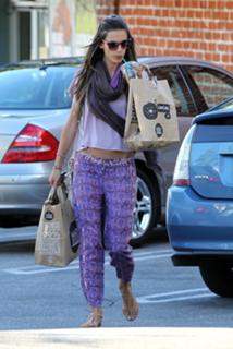 Alessandra Ambrosio feet photo thumbnail