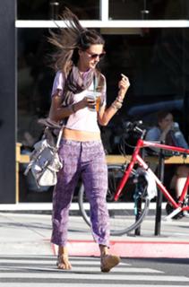 Alessandra Ambrosio feet photo thumbnail