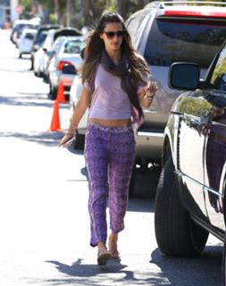 Alessandra Ambrosio feet photo thumbnail