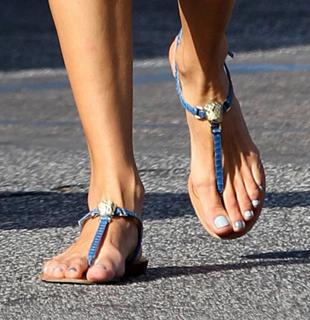 Alessandra Ambrosio feet photo thumbnail