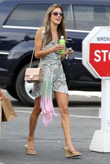 Alessandra Ambrosio feet photo thumbnail