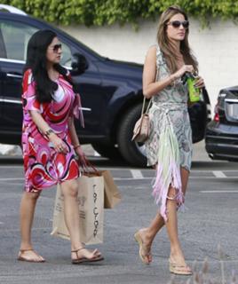 Alessandra Ambrosio feet photo thumbnail