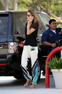Alessandra Ambrosio feet photo thumbnail