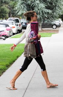 Alessandra Ambrosio feet photo thumbnail