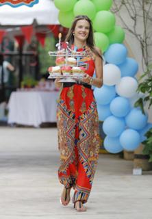 Alessandra Ambrosio feet photo thumbnail