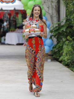 Alessandra Ambrosio feet photo thumbnail