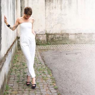 Alessandra Amoroso feet photo thumbnail