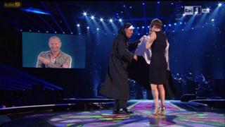 Alessandra Amoroso feet photo thumbnail